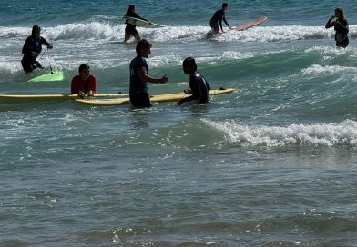 גל של תמיכה: עיריית בת-ים פתחה קורס גלישה לנוער ממשפחות כוחות הביטחון